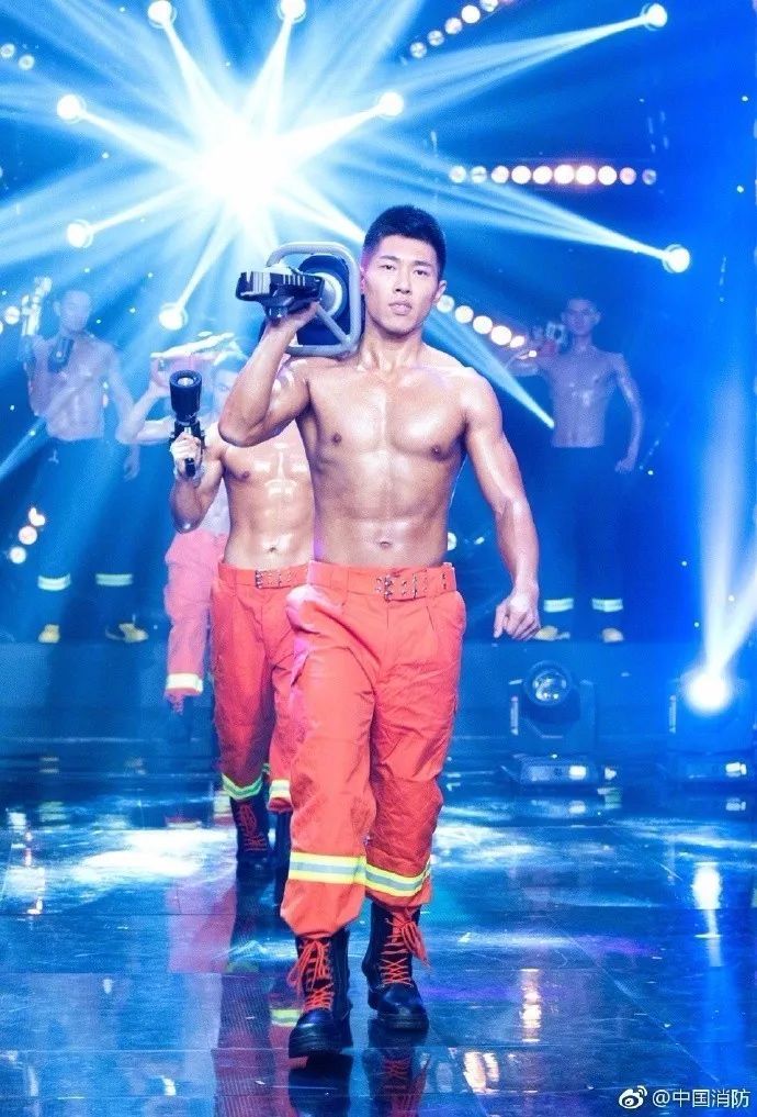 浴火重生的逆行者，肌肉越大責任越大，這才是真漢子——中國消防員