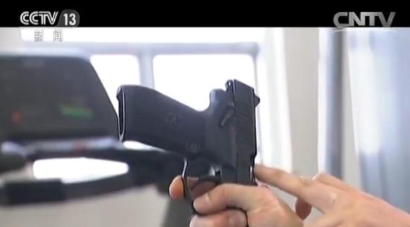 黑豹突擊隊救人畫面曝光:手指插入拋彈口阻嫌犯開槍(圖4) 黑豹突擊隊救人畫面曝光:手指插入拋彈口阻嫌犯開槍(圖4)