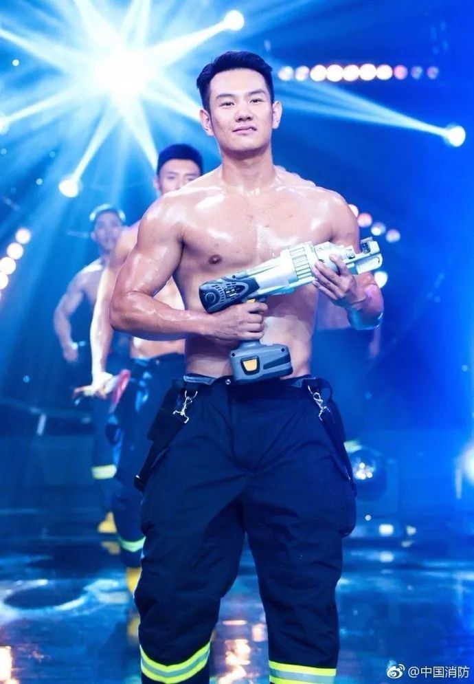 浴火重生的逆行者，肌肉越大責(zé)任越大，這才是真漢子——中國(guó)消防員(圖2)