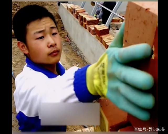 正能量！搬磚男孩工地上收到通知書，如今畢業成為一名軍官！