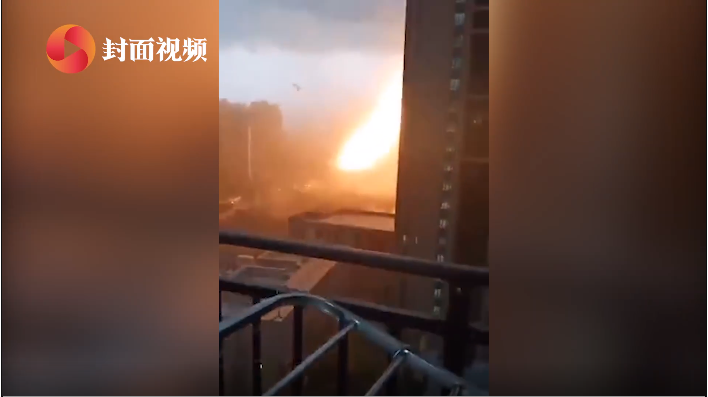 沈陽暴雨天降火龍劈向高樓，網(wǎng)友熱議：一路火花帶閃電，是誰拿菜刀砍電線？(圖2)