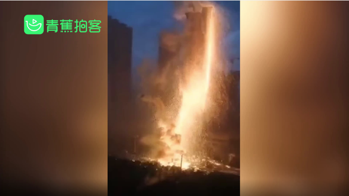 沈陽暴雨天降火龍劈向高樓，網友熱議：一路火花帶閃電，是誰拿菜刀砍電線？