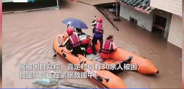 四川村民被洪水圍困屋頂，村民用揮旗的方式求救(圖5)