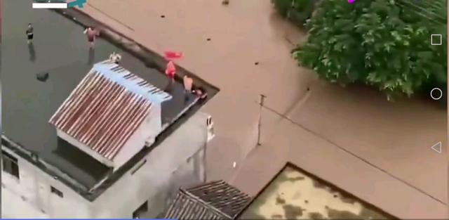 四川村民被洪水圍困屋頂，村民用揮旗的方式求救(圖3)