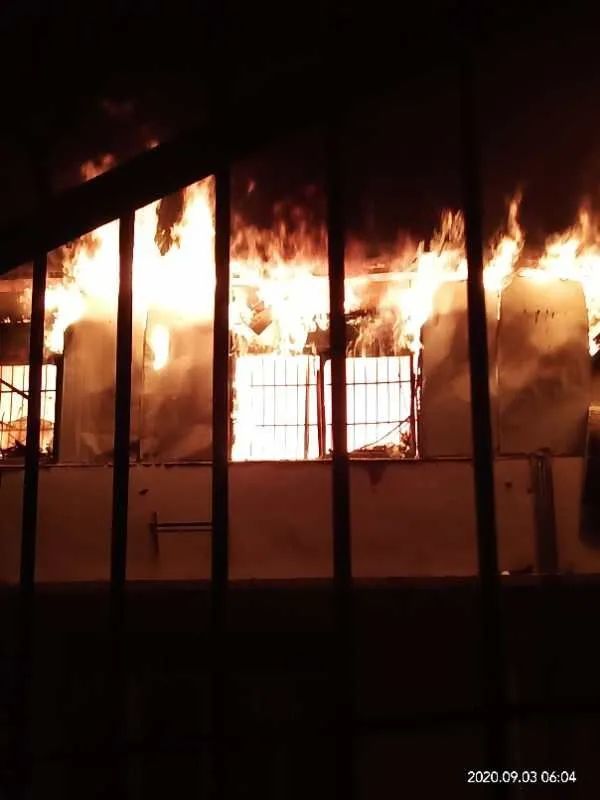 南寧一小區樓頂燒成火海現場圖曝光 廣西南寧小區頂樓倉庫火災原因 明火伴有濃濃黑煙現已被撲滅(圖2)