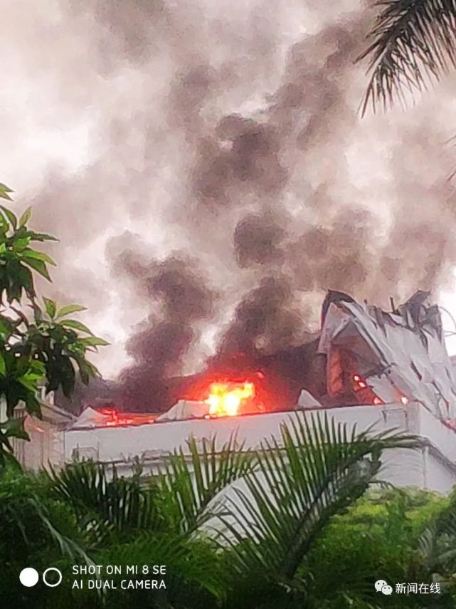 南寧一小區樓頂燒成火海現場圖曝光 廣西南寧小區頂樓倉庫火災原因 明火伴有濃濃黑煙現已被撲滅(圖6)