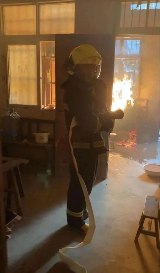 煤氣罐著火，竟拿被子捂？險釀大禍！(圖1)