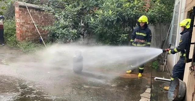 煤氣罐著火，竟拿被子捂？險釀大禍！(圖2)